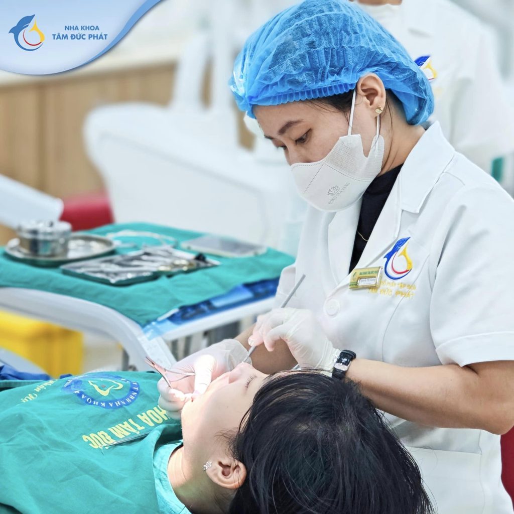 Bác sĩ Nha khoa Tâm Đức Phát đang chỉnh nha cho bệnh nhân