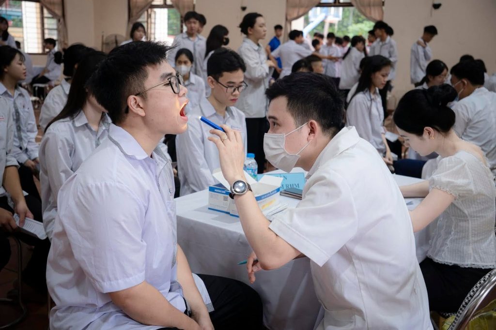 Thiết Kế Nụ Cười Smile Design Tại Bắc Ninh: Đẹp Tự Nhiên Chẩn Y Khoa 2026 3 Thăm khám trước khi trồng răng implant - nha khoa Tâm Đức Phát