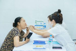 Trồng răng implant cho người già cần lưu ý gì