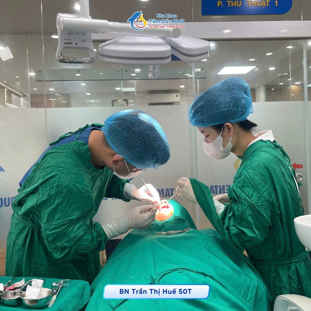 Trồng Răng Implant Mất Bao Lâu Thì Ăn Nhai Được? Thời Gian Chuẩn 2 Đội ngũ bác sĩ uy tín tận tâm tại Nha Khoa Tâm Đức Phát